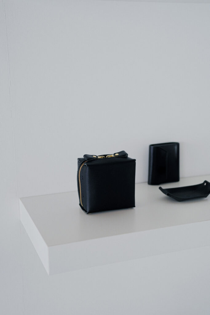 [ MOLVAR ] SQUARE POUCH BLACK / 正方形 ポーチ 本革 日本製レザー ブラック
