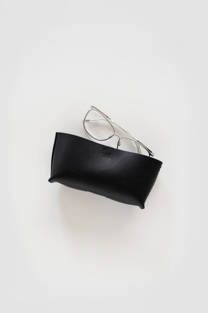 [ MOLVAR ] EYE WEAR CASE -hand stitch- / 手縫いのめがねケース 一枚革仕立て 本革 イタリアンレザー ブラック