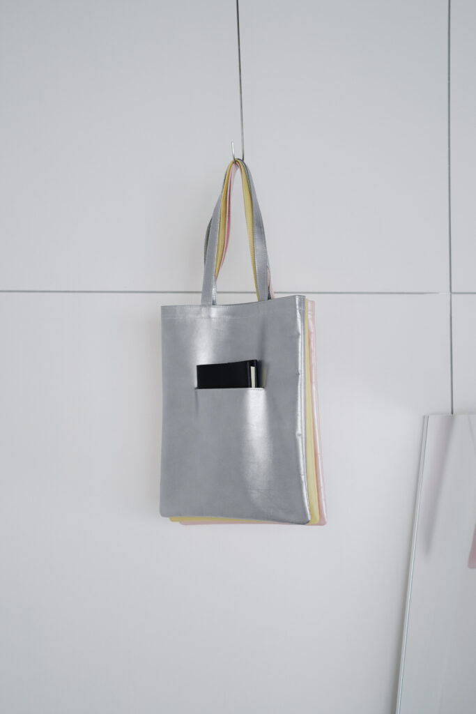 NUANCE TOTE BAG M +POCKET silver / ニュアンストートバッグ （M） ポケット付き 日本製レザー シルバー